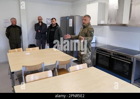 Nicht exklusiv: BORODIANKA, UKRAINE - 19. APRIL 2023 - Teilnehmer der litauischen Delegation besuchen die neue modulare Siedlung, die mit der Unterstützung errichtet wurde Stockfoto