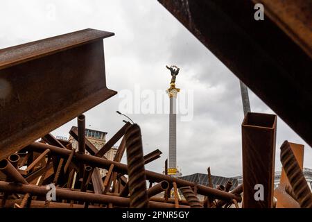 Kiew, Ukraine. 20. April 2023. Straßensperren befinden sich vor der Unabhängigkeitsstatue auf dem Maidan Nezalezhnosti (Unabhängigkeitsplatz) im Zentrum Kiews, der Hauptstadt der Ukraine am 20. April 2023. Familien und Freunde des getöteten Soldaten hinterlassen die Flaggen als Gedenkstätte für ihre Lieben. Während sich die Invasion der Ukraine durch die russischen Streitkräfte in vollem Umfang auf eine Gegenoffensive vorbereitet. (Foto: Dominika Zarzycka/Sipa USA) Guthaben: SIPA USA/Alamy Live News Stockfoto