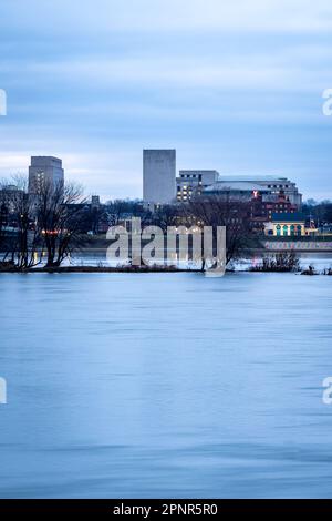 Die Schönheit der Skyline von Harrisburg in der Abenddämmerung mit den Lichtern der Stadt, die auf der anderen Seite des Susquehanna River leuchten. Stockfoto