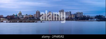 Die Schönheit der Skyline von Harrisburg in der Abenddämmerung mit den Lichtern der Stadt, die auf der anderen Seite des Susquehanna River leuchten. Stockfoto