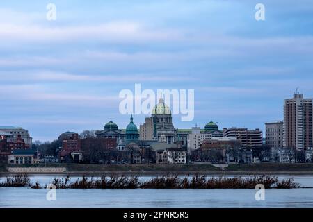 Die Schönheit der Skyline von Harrisburg in der Abenddämmerung mit den Lichtern der Stadt, die auf der anderen Seite des Susquehanna River leuchten. Stockfoto