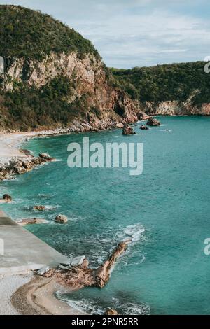 Atemberaubender Blick auf die Adria und die Felsen am Strand, Montenegro. Reiseziel in Montenegro. Stockfoto
