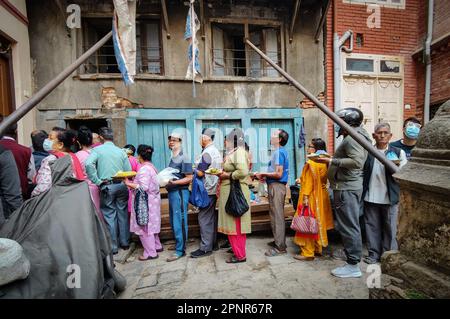 Kathmandu, Bagmati, Nepal. 20. April 2023. Nepalier stehen Schlange, um Rituale zu veranstalten, um ihre Mütter am Muttertag zu ehren, oder Mata Tirtha Aunsi in Kathmandu, Nepal, am 20. April 2023. Nepal beobachtet diesen Tag, um ihren Müttern Respekt zu zollen und den verstorbenen Müttern zu ehren. (Kreditbild: © Sunil Sharma/ZUMA Press Wire) NUR REDAKTIONELLE VERWENDUNG! Nicht für den kommerziellen GEBRAUCH! Stockfoto