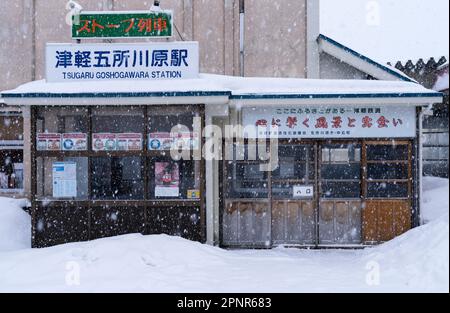 Bahnhof Tsugaru Goshogawara an einem verschneiten Wintertag in der Präfektur Aomori, Japan. Stockfoto