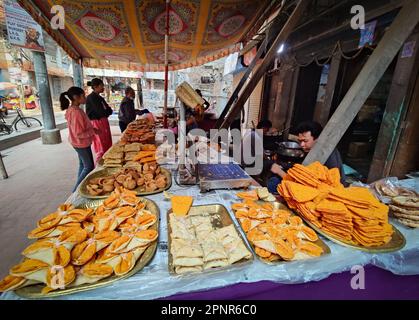 Kathmandu, Bagmati, Nepal. 20. April 2023. Die Leute kaufen am Muttertag Süßigkeiten für ihre Mutter oder Mata Tirtha Aunsi in einem Süßwarenladen in Kathmandu, Nepal, am 20. April 2023. Nepal beobachtet diesen Tag, um ihren Müttern Respekt zu zollen und den verstorbenen Müttern zu ehren. (Kreditbild: © Sunil Sharma/ZUMA Press Wire) NUR REDAKTIONELLE VERWENDUNG! Nicht für den kommerziellen GEBRAUCH! Stockfoto