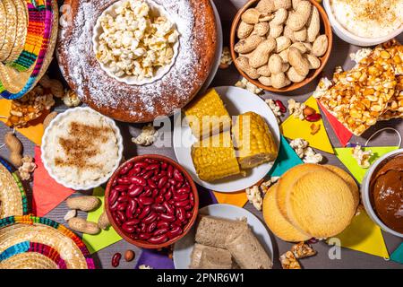 Traditionelles Festa Junina Summer Festival Carnival Food. Traditionelle brasilianische Festa Junina Gerichte und Snacks - Popcorn, Erdnüsse, Maiskuchen, Bohnen, Kochen Stockfoto