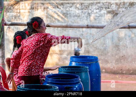 20. April 2023, Cox's Bazar, Chattogram, Bangladesch: Rakhine Communities feiern „Shangrain“, allgemein bekannt als das Wasserfestival in Cox's Bazar. Die indigenen Gemeinschaften kommen zusammen und nehmen an Wasserspielen Teil, um all die Sorgen und Verzweiflung zu beseitigen, die das vergangene Jahr anlässlich der Begrüßung des neuen Jahres, auch bekannt als Sangrain, hinterlassen hat. Das Festival, das drei Tage dauern wird, verabschiedet sich vom Vorjahr und begrüßt das neue Jahr. Die traditionelle Überzeugung ist, dass eine düstere und unglückliche Vergangenheit mit einem Neuanfang in der nächsten Zeit weggewaschen werden kann. (Kreditbild: © Md Stockfoto