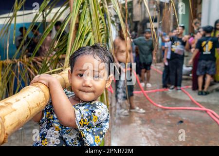 20. April 2023, Cox's Bazar, Chattogram, Bangladesch: Rakhine Communities feiern „Shangrain“, allgemein bekannt als das Wasserfestival in Cox's Bazar. Die indigenen Gemeinschaften kommen zusammen und nehmen an Wasserspielen Teil, um all die Sorgen und Verzweiflung zu beseitigen, die das vergangene Jahr anlässlich der Begrüßung des neuen Jahres, auch bekannt als Sangrain, hinterlassen hat. Das Festival, das drei Tage dauern wird, verabschiedet sich vom Vorjahr und begrüßt das neue Jahr. Die traditionelle Überzeugung ist, dass eine düstere und unglückliche Vergangenheit mit einem Neuanfang in der nächsten Zeit weggewaschen werden kann. (Kreditbild: © Md Stockfoto