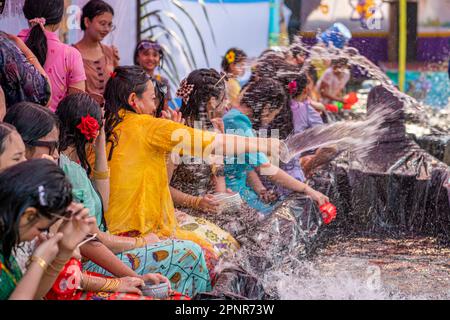 20. April 2023, Cox's Bazar, Chattogram, Bangladesch: Rakhine Communities feiern „Shangrain“, allgemein bekannt als das Wasserfestival in Cox's Bazar. Die indigenen Gemeinschaften kommen zusammen und nehmen an Wasserspielen Teil, um all die Sorgen und Verzweiflung zu beseitigen, die das vergangene Jahr anlässlich der Begrüßung des neuen Jahres, auch bekannt als Sangrain, hinterlassen hat. Das Festival, das drei Tage dauern wird, verabschiedet sich vom Vorjahr und begrüßt das neue Jahr. Die traditionelle Überzeugung ist, dass eine düstere und unglückliche Vergangenheit mit einem Neuanfang in der nächsten Zeit weggewaschen werden kann. (Kreditbild: © Md Stockfoto