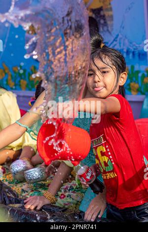 20. April 2023, Cox's Bazar, Chattogram, Bangladesch: Rakhine Communities feiern „Shangrain“, allgemein bekannt als das Wasserfestival in Cox's Bazar. Die indigenen Gemeinschaften kommen zusammen und nehmen an Wasserspielen Teil, um all die Sorgen und Verzweiflung zu beseitigen, die das vergangene Jahr anlässlich der Begrüßung des neuen Jahres, auch bekannt als Sangrain, hinterlassen hat. Das Festival, das drei Tage dauern wird, verabschiedet sich vom Vorjahr und begrüßt das neue Jahr. Die traditionelle Überzeugung ist, dass eine düstere und unglückliche Vergangenheit mit einem Neuanfang in der nächsten Zeit weggewaschen werden kann. (Kreditbild: © Md Stockfoto