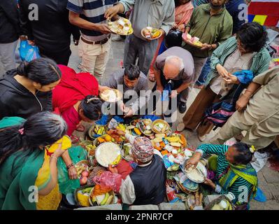 Kathmandu, Bagmati, Nepal. 20. April 2023. Nepali nehmen an Ritualen Teil, um ihre Mütter am Muttertag zu ehren, oder Mata Tirtha Aunsi am 20. April 2023 in Kathmandu, Nepal. Nepal beobachtet diesen Tag, um ihren Müttern Respekt zu zollen und den verstorbenen Müttern zu ehren. (Kreditbild: © Sunil Sharma/ZUMA Press Wire) NUR REDAKTIONELLE VERWENDUNG! Nicht für den kommerziellen GEBRAUCH! Stockfoto