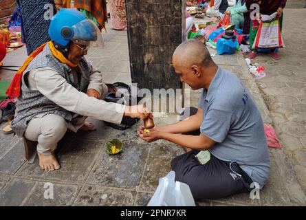 Kathmandu, Bagmati, Nepal. 20. April 2023. Ein Mann führt religiöse Rituale durch, um seine Mutter mit einem Priester (L) am Muttertag zu ehren, oder Mata Tirtha Aunsi am 20. April 2023 in Kathmandu, Nepal. Nepal beobachtet diesen Tag, um ihren Müttern Respekt zu zollen und den verstorbenen Müttern zu ehren. (Kreditbild: © Sunil Sharma/ZUMA Press Wire) NUR REDAKTIONELLE VERWENDUNG! Nicht für den kommerziellen GEBRAUCH! Stockfoto