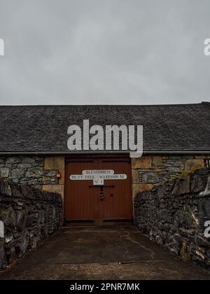 Dufftown, Schottland - 05 22 2018: Altes Steingebäude der beliebten und traditionellen Glenfiddich-Brennerei in Schottland. Stockfoto