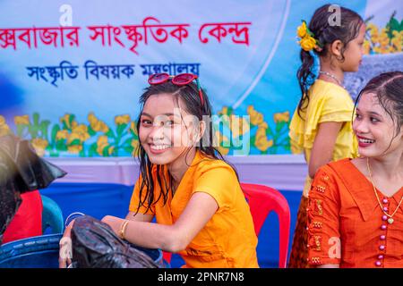 Die Rakhine-Gemeinde von Cox's Bazar, Bangladesch, feiert das freudige Thingyan Water Festival Stockfoto