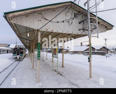 Der Bahnsteig am Bahnhof JR East Goshogawara in der Präfektur Aomori, Japan, ist an einem verschneiten Wintertag zu sehen. Stockfoto