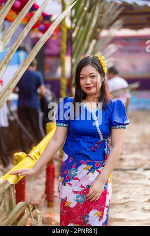 Die Rakhine-Gemeinde von Cox's Bazar, Bangladesch, feiert das freudige Thingyan Water Festival Stockfoto