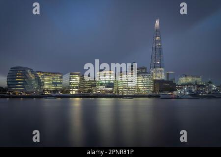 Nach Sonnenuntergang hinter The Shard auf dem Fluss ThamesThe Shard bei Nacht Stockfoto