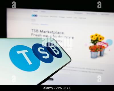 Smartphone mit Logo des britischen Finanzunternehmens TSB Bank plc auf dem Bildschirm vor der Business-Website. Konzentrieren Sie sich auf die Mitte des Telefondisplays. Stockfoto