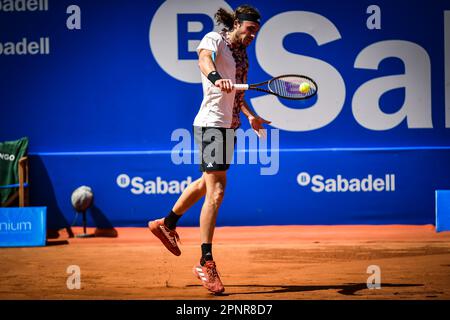 Barcelona, Spanien. 20. April 2023. Stefanos Tsitsipas (Griechenland) und Denis Shapovalov (Kanada) treten am 20. April 2023 bei einem ATP 500 Barcelona Open Banc Sabadell-Spiel im Wert von 16 im Real Club de Tenis de Barcelona in Barcelona, Spanien, gegeneinander an. (Foto/Felipe Mondino) Kredit: Unabhängige Fotoagentur/Alamy Live News Stockfoto