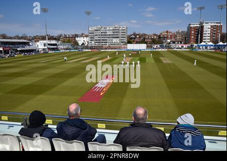 Hove UK, 20. April 2023 - Es mag sonnig sein, aber es gibt eine kühle Brise für Zuschauer, die Sussex beim Cricket-Spiel der LV= Insurance County Championship auf dem Central County Ground 1. in Hove gegen Yorkshire antreten sehen: Credit Simon Dack /TPI/ Alamy Live News Stockfoto