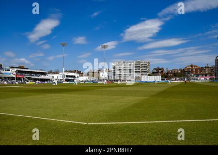 Hove UK, 20. April 2023 - Es mag sonnig sein, aber es gibt eine kühle Brise für Zuschauer, die Sussex beim Cricket-Spiel der LV= Insurance County Championship auf dem Central County Ground 1. in Hove gegen Yorkshire antreten sehen: Credit Simon Dack /TPI/ Alamy Live News Stockfoto