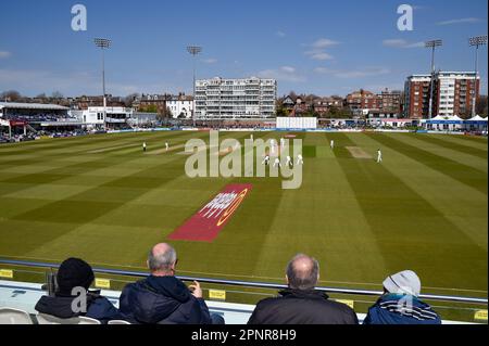 Hove UK, 20. April 2023 - Es mag sonnig sein, aber es gibt eine kühle Brise für Zuschauer, die Sussex beim Cricket-Spiel der LV= Insurance County Championship auf dem Central County Ground 1. in Hove gegen Yorkshire antreten sehen: Credit Simon Dack /TPI/ Alamy Live News Stockfoto