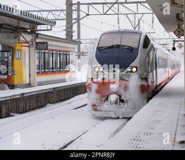 Ein JR East E751 Series Tsugaru Expresszug, der im Winter am Bahnhof Higashi-Noshiro in der Präfektur Akita, Japan, ankommt. Stockfoto