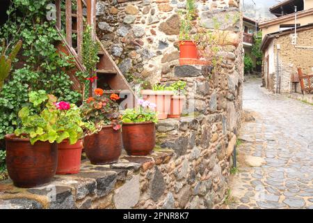 Mittelalterliche Straße im Bergort Kakopetria, Solea-Tal, Troodos-Gebirge, Republik Zypern Stockfoto