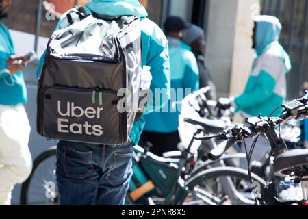 Bordeaux , Aquitaine France - 04 17 2023 : Uber isst Liefermannsgruppe auf einer Fahrradtour auf der Einkaufsstraße der Stadt im Stadtzentrum Stockfoto