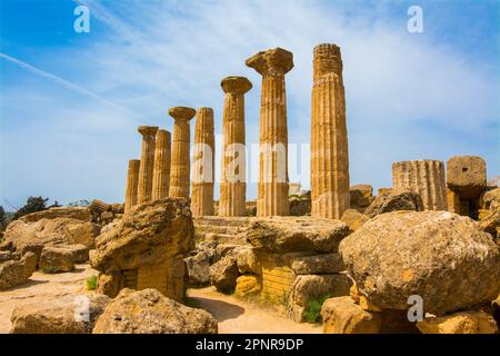 Agrigento ist die italienische Kulturhauptstadt 2025. Tempel des Ercole, im Park des Tals der Tempel in Agrigento, Sizilien, Italien Stockfoto