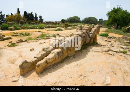 Agrigento ist die italienische Kulturhauptstadt 2025. Statue des Atlas im Tempel des Olympischen Zeus, Agrigento, Sizilien, Italien Stockfoto