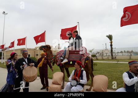 La Goulette, Tunis, Tunesien. 20. April 2023. Touristen kommen am 20. April 2023 im Hafen von La Goulette in Tunis an, da Tunesien die erste Kreuzfahrt von Europa mit mehr als 5450 Touristen an Bord begrüßt. (Kreditbild: © Chohei Mahjoub/ZUMA Press Wire) NUR REDAKTIONELLE VERWENDUNG! Nicht für den kommerziellen GEBRAUCH! Stockfoto