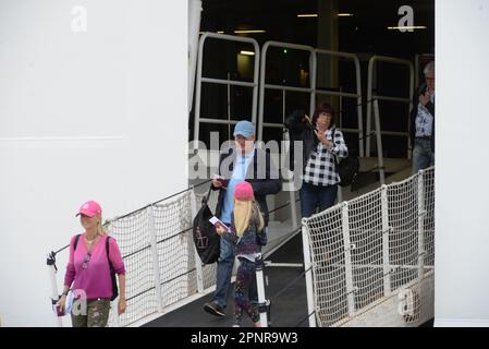 La Goulette, Tunis, Tunesien. 20. April 2023. Touristen kommen am 20. April 2023 im Hafen von La Goulette in Tunis an, da Tunesien die erste Kreuzfahrt von Europa mit mehr als 5450 Touristen an Bord begrüßt. (Kreditbild: © Chohei Mahjoub/ZUMA Press Wire) NUR REDAKTIONELLE VERWENDUNG! Nicht für den kommerziellen GEBRAUCH! Stockfoto