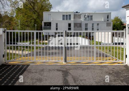 Eingangstür zum Gebäude und Zugang zu den Apartments und der Tiefgarage der Residenz Stockfoto