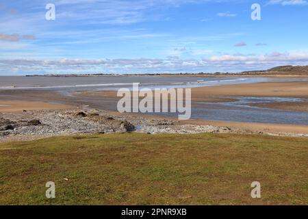 Ein langer Blick über die Flussmündung von Ogmore auf dem Meer in Richtung Newton und Porthcawl an einem schönen klaren Tag. Stockfoto