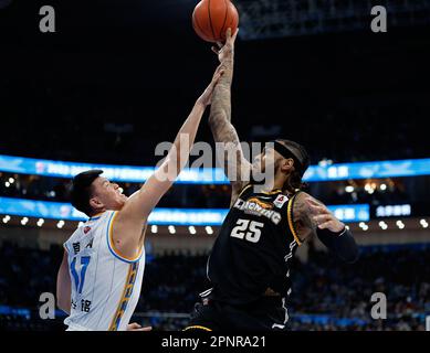 Peking, China. 20. April 2023. Eric Moreland (R) von Liaoning Flying Leopards tritt während des Spiels 2 des besten von drei Viertelfinals zwischen Peking Ducks und den Liaoning Flying Leopards an den Playoffs der 2022-2023. Saison der Liga der Chinese Basketball Association (CBA) in Peking, Hauptstadt von China, am 20. April 2023 an. Kredit: Wang Lili/Xinhua/Alamy Live News Stockfoto