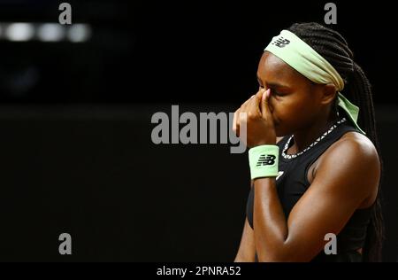 Stuttgart, Deutschland. 20. April 2023. Tennis: WTA Tour - Stuttgart, Singles, Frauen, 2. Runde in Porsche Arena, Gauff (USA) - Potapova (Russland). Coco Gauff reagiert. Kredit: Marijan Murat/dpa/Alamy Live News Stockfoto