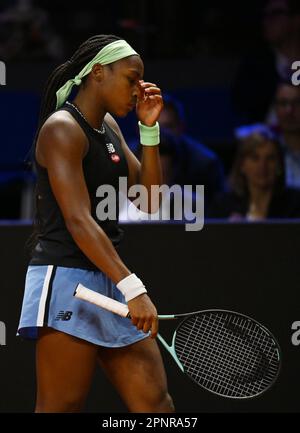 Stuttgart, Deutschland. 20. April 2023. Tennis: WTA Tour - Stuttgart, Singles, Frauen, 2. Runde in Porsche Arena, Gauff (USA) - Potapova (Russland). Coco Gauff reagiert. Kredit: Marijan Murat/dpa/Alamy Live News Stockfoto