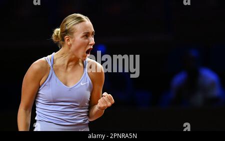 Stuttgart, Deutschland. 20. April 2023. Tennis: WTA Tour - Stuttgart, Singles, Frauen, 2. Runde in Porsche Arena, Gauff (USA) - Potapova (Russland). Anastasia Potapova reagiert. Kredit: Marijan Murat/dpa/Alamy Live News Stockfoto