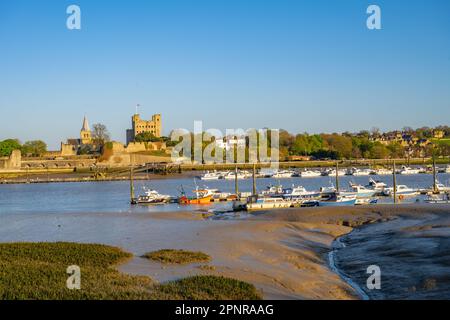 Schloss Rochester und Kathedrale standen an einem sonnigen Frühlingstag. Stockfoto