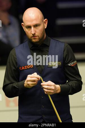 Matthew SELT in Aktion gegen Mark Selby am 6. Tag der Cazoo Snooker-Weltmeisterschaft im Crucible Theatre, Sheffield. Foto: Donnerstag, 20. April 2023. Stockfoto