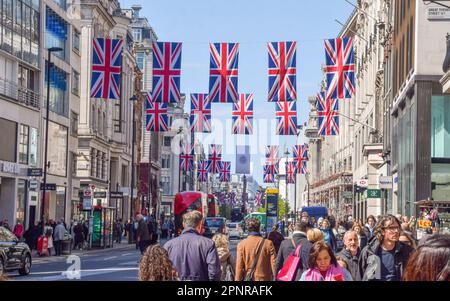 London, Großbritannien. 20. April 2023 Die Union Jacks schmücken die Oxford Street als Vorbereitungen für die Krönung von König Karl III. Und Königin Camilla, die am 6. Mai stattfindet, und fahren weiter um London herum. Stockfoto