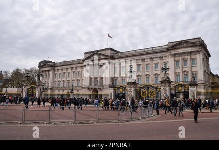 London, Großbritannien. 20. April 2023 Außenansicht des Buckingham Palace tagsüber. Stockfoto