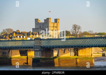 Die Burg von Rochester mit der Medway-Eisenbahnbrücke im Vordergrund. Stockfoto