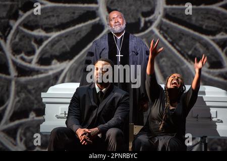 Trauer bei der Beerdigung ihres Sohnes - l-r: Kenneth Kellogg (der Vater), Ronald Samm (der Reverend), Nadine Benjamin (die Mutter) in BLAU, Eröffnung der englischen Nationaloper (ENO), London Coliseum, London WC2 20/04/2023 Musik: Jeanine Tesori libretto: Tazewell Thompson Dirigent: Alex de Kofi Costume Design: Ravi Deepres Beleuchtung: James Farncombe Choreographie: Ingrid Mackinson Regisseur Tinuke Craig Stockfoto