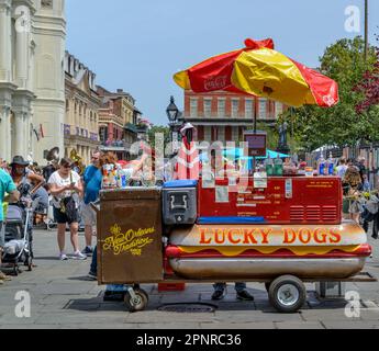 NEW ORLEANS, LA, USA - 16. APRIL 2023: Lucky Dog Stand und Touristen am Jackson Square im French Quarter Stockfoto