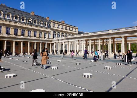 Palais Royal, Arkadenpalast aus dem 17. Jahrhundert mit Gärten, Menschen in Colonnes de Buren Kunstinstallationsbereich, Paris, Frankreich. Stockfoto