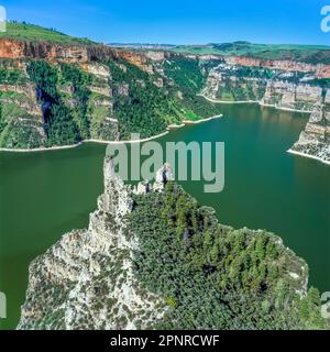 Felsen-Punkt über Bighorn See an Mündung des black Canyon in der Nähe von Fort Smith, montana Stockfoto