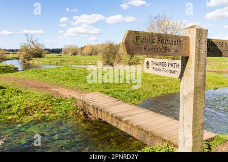 Der Themsenpfad am Zusammenfluss eines intermittierenden Nebenflusses mit der Themse, 2 km von der Quelle bei Thames Head in den Cotswolds UK Stockfoto