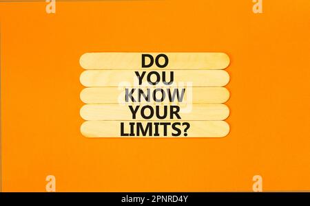 Kennen Sie das Limitsymbol? Konzeptbegriffe kennst du deine Grenzen bei Holzstäbchen? Schöner orangefarbener Tischhintergrund. Das Geschäft kennen Sie doch Stockfoto
